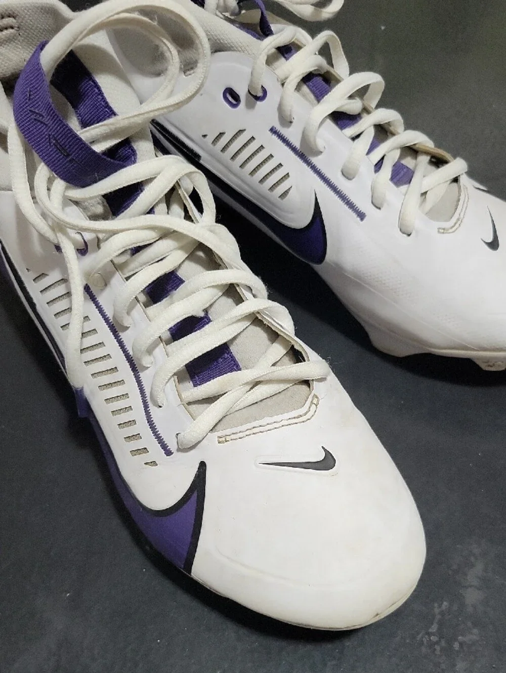 Nike Mens White Athletic Cleets with Purple Accents